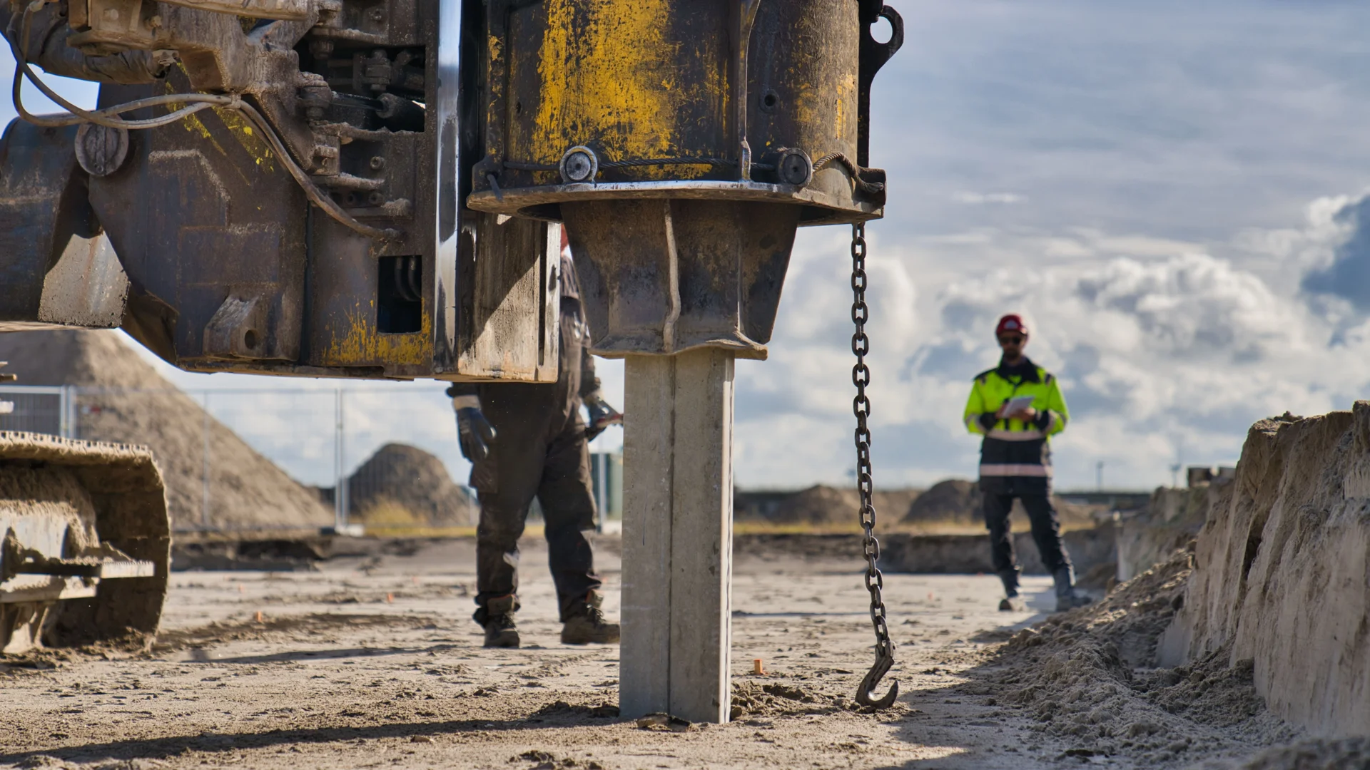 IJB brengt een funderingspaal aan op de bouwplaats